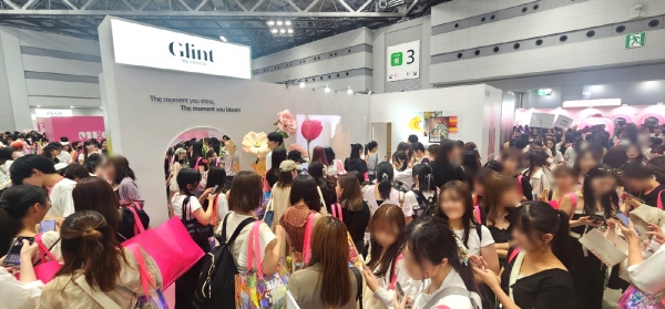 7월 13~14일 일본 도쿄 빅사이트에서 진행한 ‘메가 코스메 랜드’ 글린트 팝업스토어에 일본 고객들이 줄을 서서 기다리고 있다 (사진=LG생활건강)