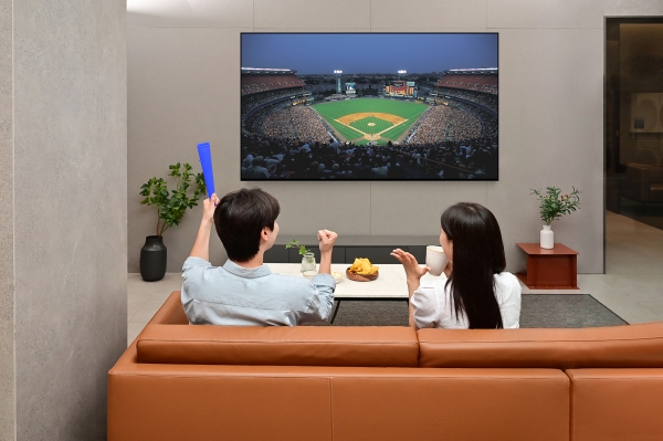 삼성전자 모델들이 ‘Neo QLED 8K’로 스포츠 경기를 시청하고 있다 (사진=삼성전자)