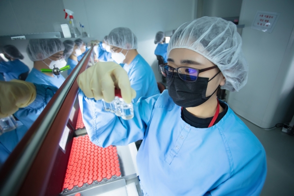 SK바이오사이언스 연구원이 안동L하우스에서 백신을 검수하고 있다. 사진=SK바이오사이언스 뉴스룸