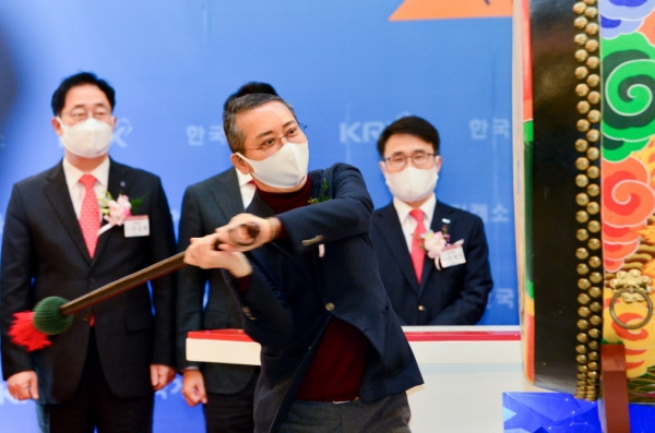 LG에너지솔루션에 권영수 회장이 상장 기념 타북행사에 직접 참여했다. 회사측 사진제공