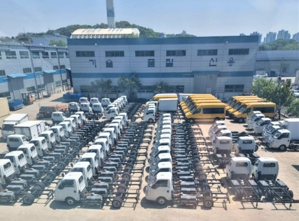 사진= "EV수성 인천 공장 앞 차량 야적장에 상용 전기차들이 출고를 위해 마지막 점검을 받고 있다"