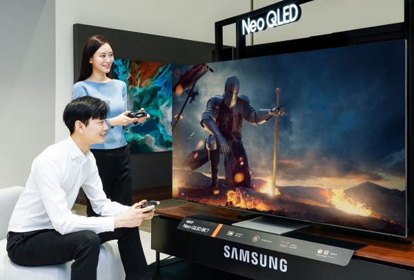 삼성전자 모델이 삼성전자 수원사업장에서 Neo QLED TV의 게이밍 기능을 소개하고 있다 (사진=삼성전자)