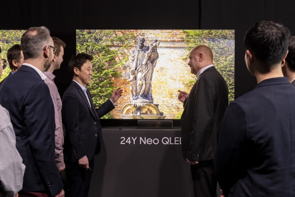 독일 프랑크푸르트 ‘2024 유럽 테크세미나’에서 참석자들이 삼성전자의 2024년형 Neo QLED 8K 신제품을 살펴보고 있다 (사진=삼성전자)
