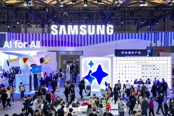 AWE 2024가 열리고 있는 중국 상하이 삼성전자 전시관에서 관람객들이 다양한 제품과 솔루션을 체험하고 있다 (사진=삼성)